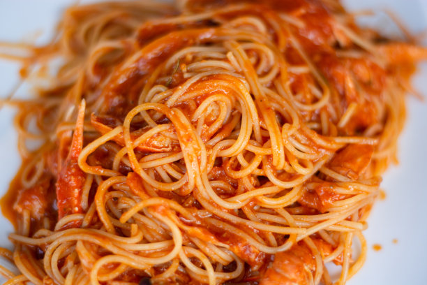 意大利面条加蕃茄和贝类酱图片下载