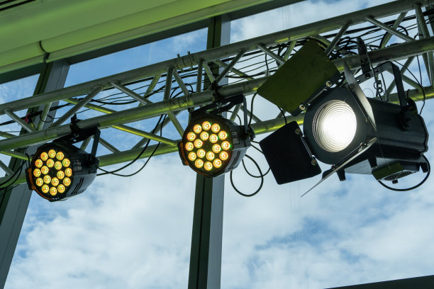 工作室的灯光连接在钢结构上，连接在建筑后面的玻璃挡板上，是用于视频制作的阳光和云图片下载