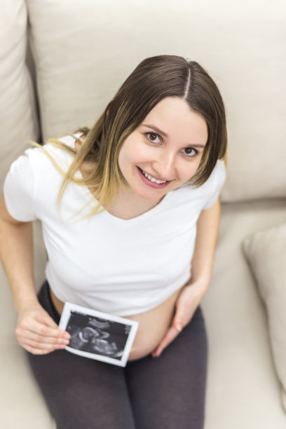 孕妇在家拿着超声报告的照片。图片下载