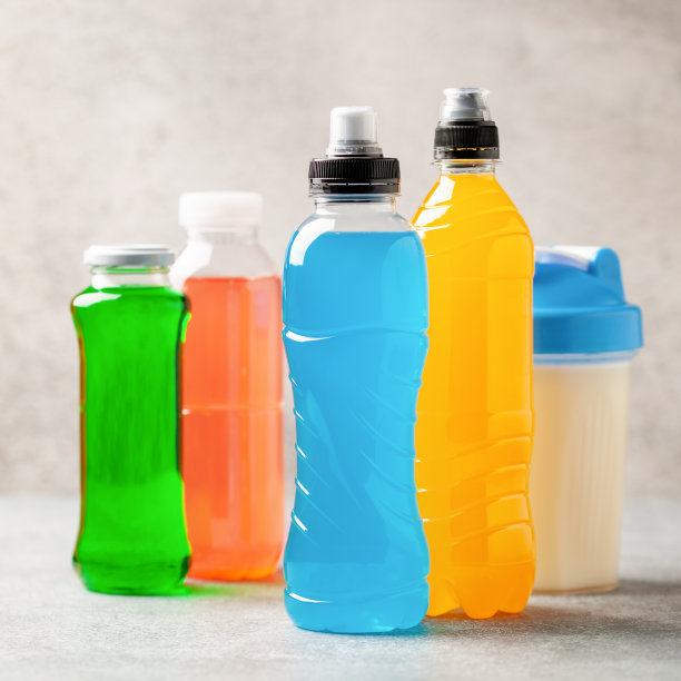 不同的瓶装运动饮料-左旋肉碱，等渗和蛋白质奶昔。健康的概念。图片下载