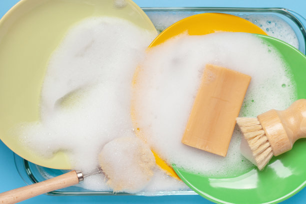 环保的概念。用肥皂洗盘子。肥皂泡沫板和竹刷。“零浪费”。俯视图图片下载