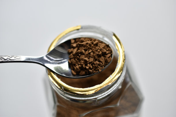 速冻干燥咖啡从罐子到勺子图片下载