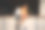 一个快乐的年轻白种女人在度假时很开心图片下载
