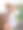 年轻的女商人坐在办公室桌子的边缘图片下载