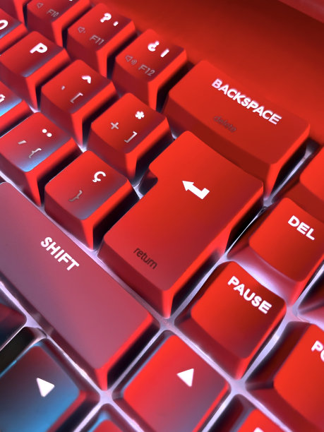 特写复古键盘与背光和红光图片下载