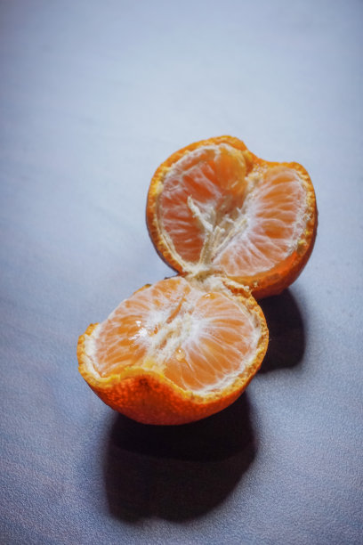 橘子在木桌上裂开了图片下载