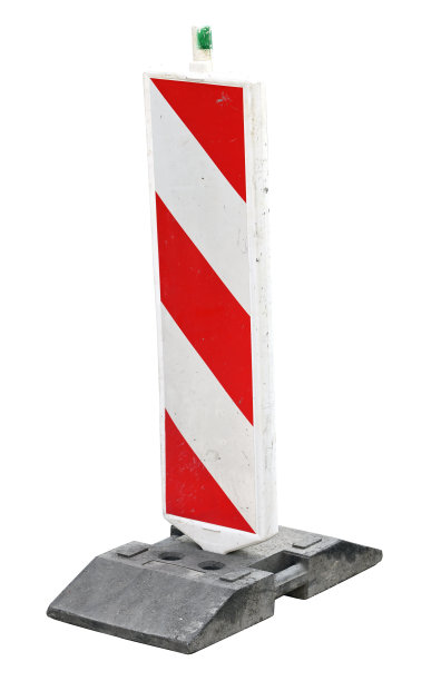 白色背景上的道路引导屏障图片下载