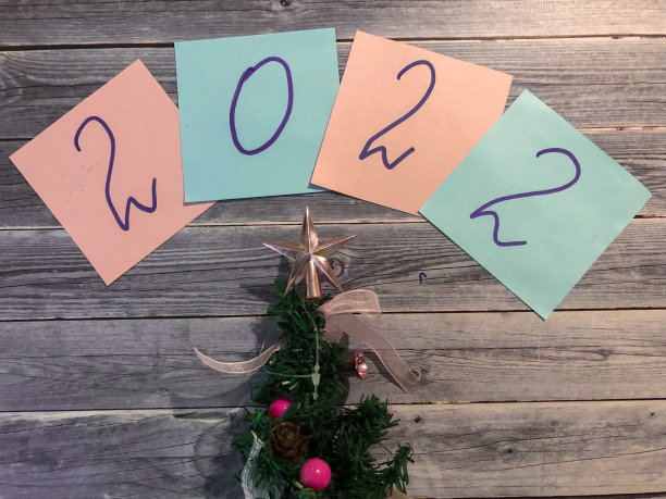 一幅带有2022年新年数字的圣诞图片。图片下载