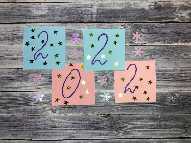 一幅带有2022年新年数字的圣诞图片。图片下载