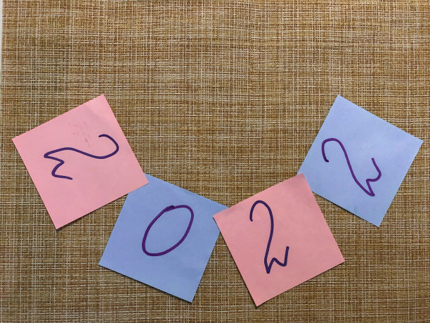 一幅带有2022年新年数字的圣诞图片。图片下载