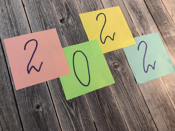 一幅带有2022年新年数字的圣诞图片。图片下载