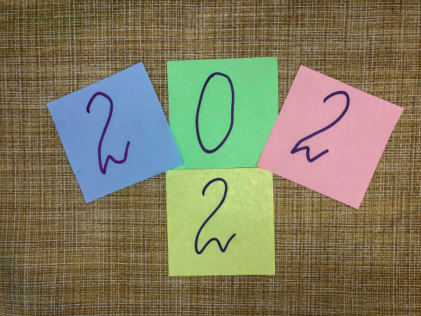 一幅带有2022年新年数字的圣诞图片。图片下载