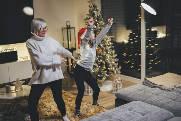 妈妈和女儿在圣诞歌曲中跳舞图片下载