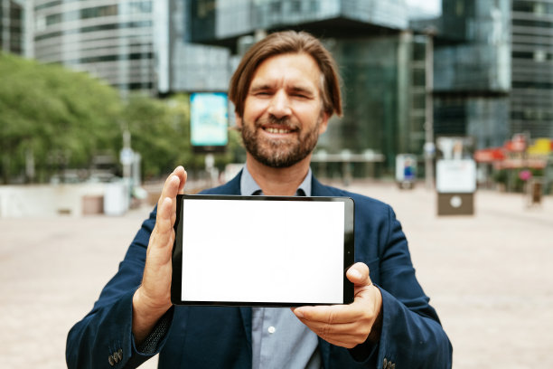 成熟的商人手持白屏数码平板电脑图片下载