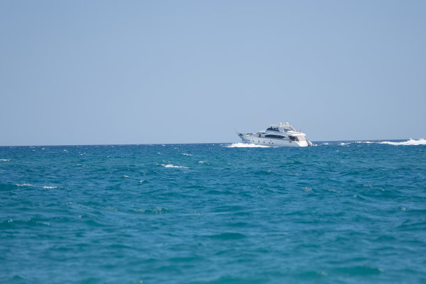 地中海沿岸的机动游艇图片下载