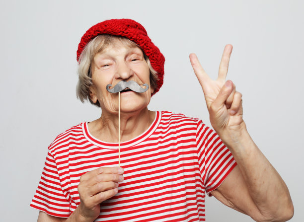 生活方式、人物和派对理念:滑稽的祖母穿着红色的衣服，拿着falce眼镜图片下载
