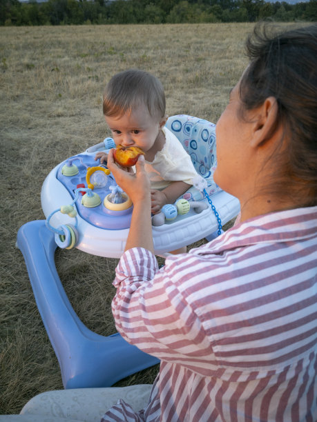 宝宝高兴地吃着桃子。从素食中摄取维生素和铁图片下载