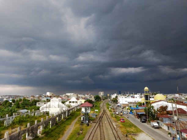 巨大的乌云覆盖了印度尼西亚的夜空和城市街道图片下载