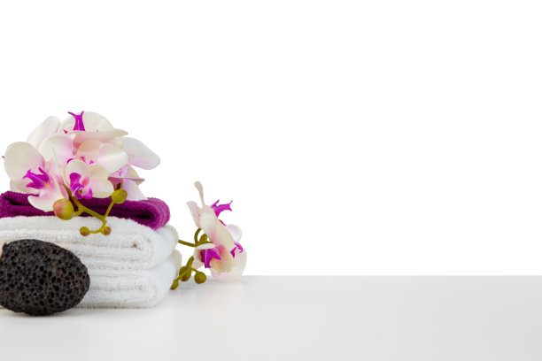 Spa组合用毛巾和鲜花隔离在白色上图片下载