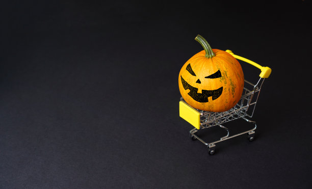 万圣节的南瓜在超市的手推车上。为万圣节派对的概念做准备。图片下载