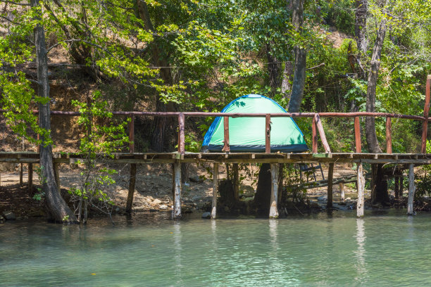帐篷建在小溪边的树干上。图片下载
