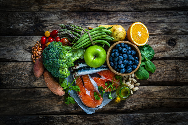 心脏形状组成的健康食品图片下载