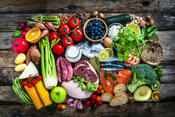 一大堆食物从上面拍摄在质朴的桌子上图片下载