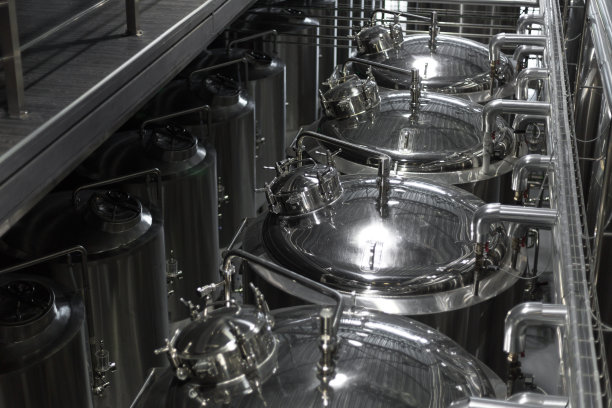 现代啤酒工厂。用于啤酒发酵和储存的钢制罐。啤酒厂。现代啤酒厂和酿酒壶，图片下载