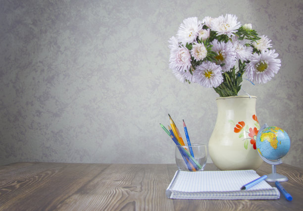 很快就到学校。用鲜花和文具作作文图片下载