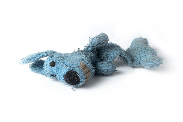 长毛绒小狗，旧的和坏的狗玩具图片下载