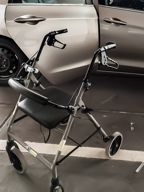 在汽车前面有一个助行器图片下载