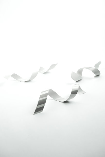 在白色背景上切割的卷纸图片下载