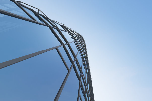 未来主义建筑的低角度视图，摩天大楼办公楼与云倒映在窗户上，3D渲染。图片下载