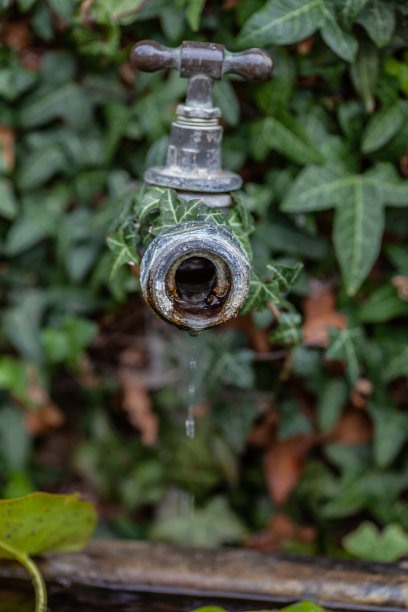 滴水的水龙头图片下载
