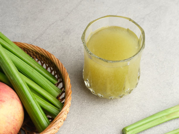 一杯新鲜芹菜和苹果汁，对健康很有好处。图片下载