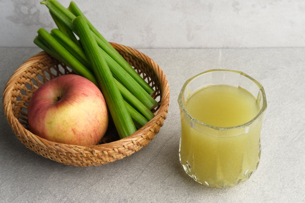 一杯新鲜芹菜和苹果汁，对健康很有好处。图片下载