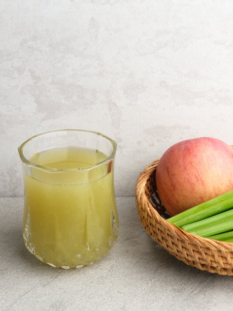 一杯新鲜芹菜和苹果汁，对健康很有好处。图片下载
