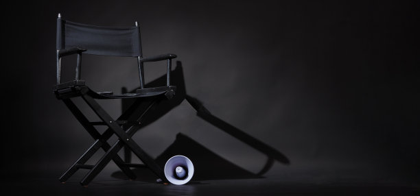 黑色导演椅和拍板或电影拍板，黑色背景上有扩音器图片下载