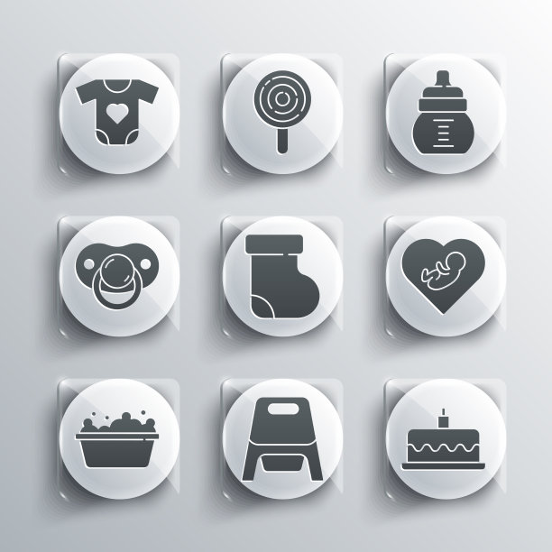 把婴儿便盆蛋糕和燃烧的蜡烛放在里面图片下载