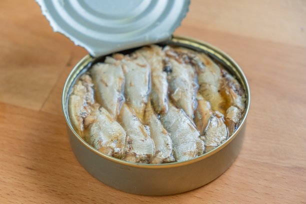 鱼罐头可以打开海鲜。节约用餐图片下载