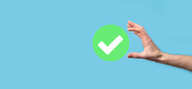 手握绿色图标勾选标记，勾选标记符号，勾选图标，右标记，圈出绿色勾选按钮，完成。在深色背景。banner。复制空间。文本。图片下载