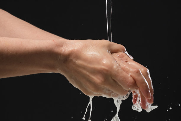 用酒精洗手液洗手可以防止感染Covid-19病毒和其他病毒。图片下载