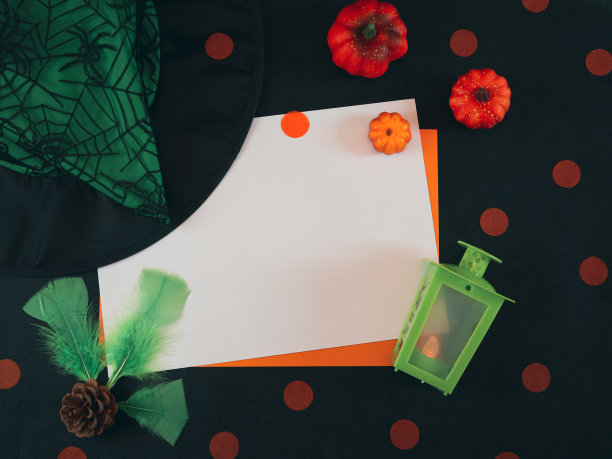 白色和橙色的床单与万圣节装饰在黑色的背景图片下载