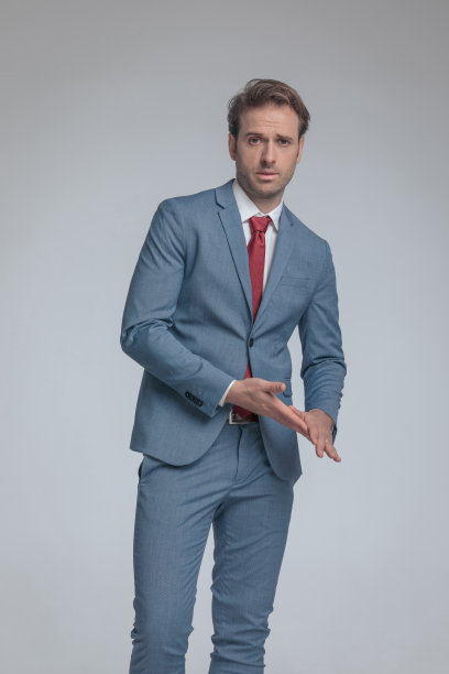 商人揉着手掌，摆出一副很酷的姿势图片下载