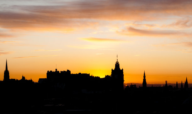 爱丁堡老城在黄昏中隐约可见图片下载