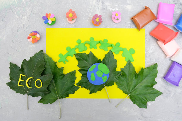 孩子用橡皮泥做了地球，用纸和天然树叶做了卡片。图片下载