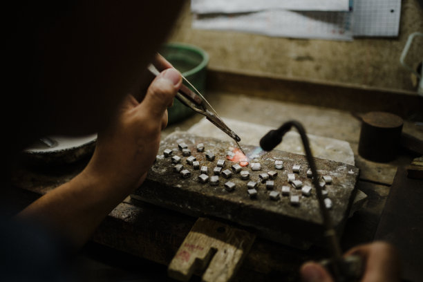 珠宝商在珠宝行业工作。用专业工具制作工艺首饰的桌面。近距离查看工具。银首饰。泰国北部南省独特的当地艺术品图片下载