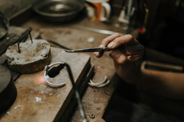 珠宝商在珠宝行业工作。用专业工具制作工艺首饰的桌面。近距离查看工具。银首饰。泰国北部南省独特的当地艺术品图片下载