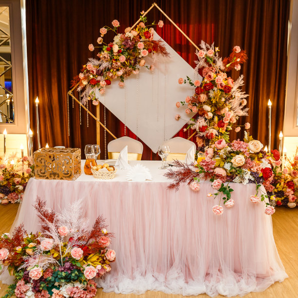 新婚夫妇用鲜花装饰的餐桌图片下载