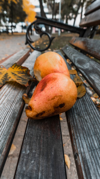多汁的新鲜梨放在旧的木质表面上图片下载